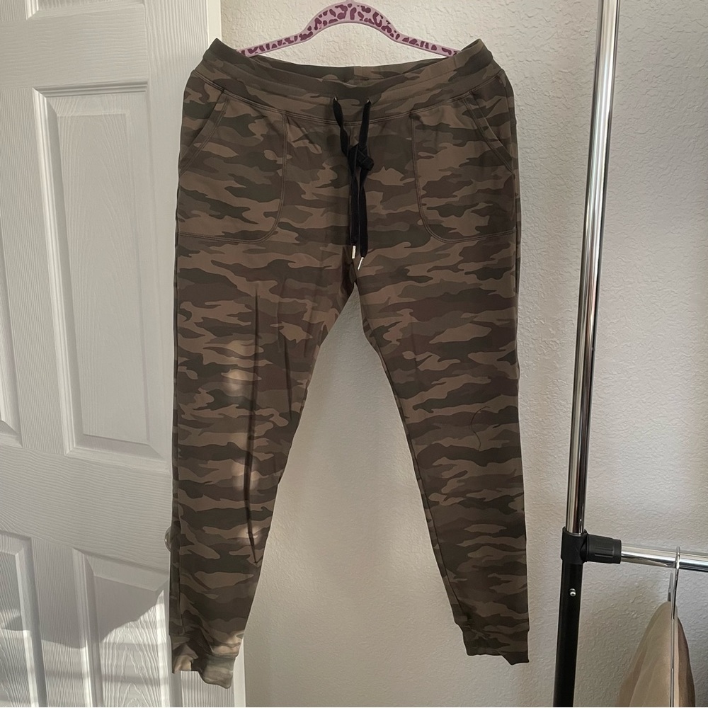 Zyia green camo unwind jogger